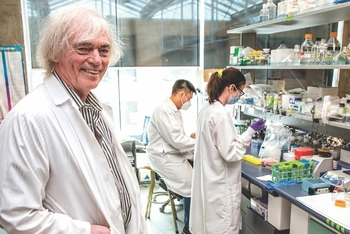 Giáo sư Pieter Cullis đã tạo ra hệ thống đưa thành phần mRNA hoạt động của vaccine vào tế bào người. (Ảnh: BIV)