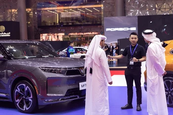 Xe điện VinFast được trưng bày tại Triển lãm ô-tô quốc tế Qatar 2023.