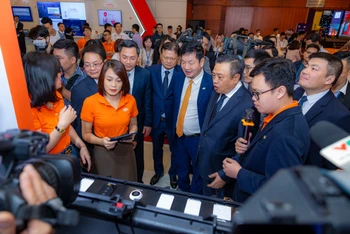 Lãnh đạo Bộ Nội vụ, Bộ Thông tin và Truyền thông cùng lãnh đạo Ủy ban Nhân dân thành phố Hà Nội tham quan gian hàng FPT tại sự kiện.