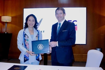 Tổng Giám đốc toàn cầu VinFast Lê Thị Thu Thủy và CEO của DFC Scott Nathan tại buổi ký kết Ý định thư.