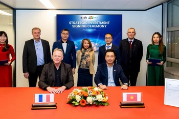 Lễ ký kết giữa hai bên diễn ra tại Paris, Pháp với sự tham gia của CEO FPT Software (Công ty thành viên của FPT) Phạm Minh Tuấn và CEO AOSIS Pascal Janot (hàng hai bên trái).
