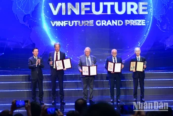 Chủ tịch nước Võ Văn Thưởng trao giải thưởng chính VinFuture 2023 cho 4 nhà khoa học với phát minh pin mặt trời và pin Lithium-ion.