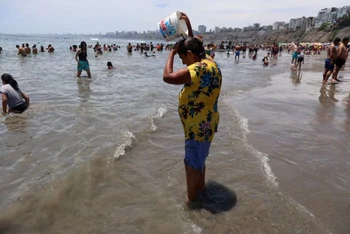 Nắng nóng ở Lima, Peru vào ngày 25/2, do hiện tượng thời tiết El Nino. Ảnh: Reuters