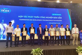 Ban tổ chức trao bằng khen cho các diễn giả tham dự hội thảo về “Hợp tác phát triển công nghiệp bán dẫn”.