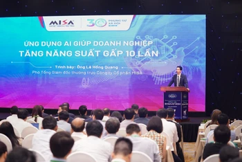 ông Lê Hồng Quang, Phó Tổng Giám đốc thường trực MISA trình bày tham luận tại Vietnam - ASIA DX Summit 2024.
