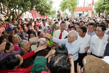 Tổng Bí thư Nguyễn Phú Trọng với nhân dân tại thôn Thượng Điện, xã Vĩnh Quang, huyện Vĩnh Bảo, Thành phố Hải Phòng ngày 15/11/2017. (Ảnh: TTXVN)