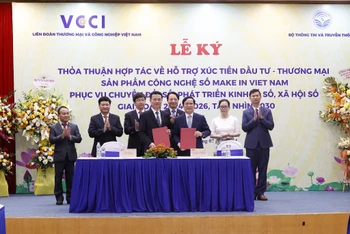 Bộ trưởng Thông tin và Truyền thông Nguyễn Mạnh Hùng và Chủ tịch VCCI Phạm Tấn Công ký kết hợp tác hỗ trợ xúc tiến đầu tư-thương mại sản phẩm công nghệ số Make in Vietnam.