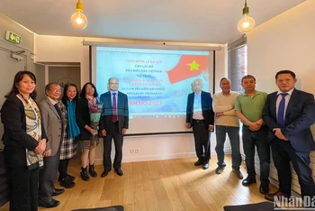 Đại sứ Việt Nam tại Pháp Đinh Toàn Thắng và các khách mời chụp ảnh lưu niệm tại lễ ra mắt Câu lạc bộ Yêu biển đảo Việt Nam tại Pháp.