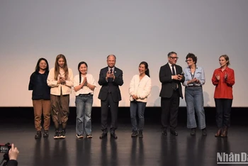 Đại sứ Việt Nam tại Pháp Đinh Toàn Thắng và các tác giả phim tài liệu Việt Nam được trình chiếu tại Festival Phim thực tế 2023. (Ảnh: MINH DUY)
