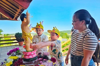 Trẻ em Việt Nam thế hệ thứ hai, thứ ba tại Pháp cùng bố mẹ lên chùa mừng lễ Phật đản. (Ảnh: MINH DUY)