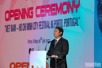 Phó Chủ tịch UBND Thành phố Hồ Chí Minh Dương Anh Đức phát biểu khai mạc Lễ hội Việt Nam - Thành phố Hồ Chí Minh tại Porto. (Ảnh: Khải Hoàn)