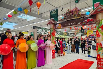 Không gian Tuần hàng Việt Nam trong siêu thị Super U tại thành phố Noisiel. 