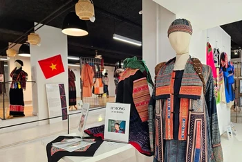60 bộ trang phục, cùng rất nhiều hình ảnh, trang sức và phụ kiện độc đáo đậm chất dân gian, truyền thống được trưng bày tại triển lãm. (Ảnh: MINH DUY)