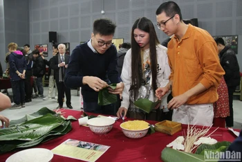 [Ảnh] Đón Tết cùng những chiếc bánh chưng xanh tự gói của du học sinh Việt Nam tại Pháp
