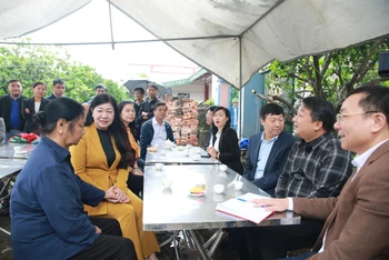 Chủ tịch ủy ban Mặt trận Tổ quốc Việt Nam thành phố Hà Nội Nguyễn Lan Hương và Đoàn công tác thăm hỏi và trao tặng kinh phí khởi công nhà Đại đoàn kết cho gia đình bà Trần Thị Út.
