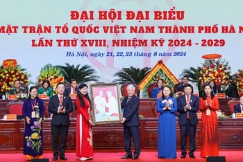 Lãnh đạo Ủy ban Trung ương Mặt trận tổ quốc Việt Nam tặng Đại hội bức tranh Bác Hồ, Bác Tôn.