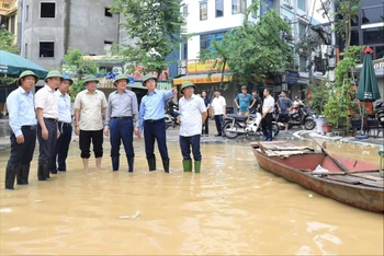 Đoàn công tác của thành phố thị sát địa bàn tại phường Chương Dương, quận Hoàn Kiếm.