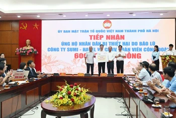 Lãnh đạo Ủy ban Mặt trận Tổ quốc Việt Nam thành phố Hà Nội tiếp nhận ủng hộ nhân dân bị thiệt hại do bão lũ từ các cơ quan, đơn vị