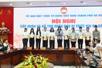 Lãnh đạo Mặt trận Tổ quốc Việt Nam thành phố đã trao hỗ trợ cho sinh viên của các tỉnh phía bắc bị ảnh hưởng bão lũ đang học tập tại Hà Nội.