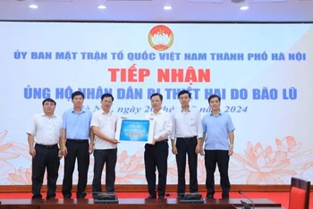 Lãnh đạo Mặt trận Tổ quốc Việt Nam thành phố Hà Nội tiếp nhận số tiền quyên góp của cán bộ, người dân huyện Lâm Hà (tỉnh Lâm Đồng).