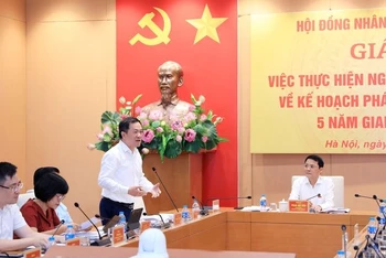 Trưởng ban Đô thị, Hội đồng nhân dân thành phố Đàm Văn Huân trao đổi về tiến độ thực hiện Kế hoạch đầu tư công trung hạn 5 năm 2021-2025.