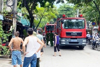 Hoá vàng là nguyên nhân dẫn đến vụ cháy nhà dân xảy ra tại ngõ 32, phố Hoàng Đạo Thành, phường Kim Giang, quận Thanh Xuân - Ảnh: CSPCCC