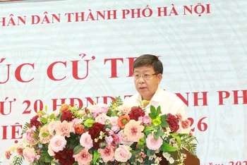 Phó chủ tịch Ủy ban nhân dân thành phố Dương Đức Tuấn phát biểu tại hội nghị tiếp xúc cử tri quận Hai Bà Trưng.