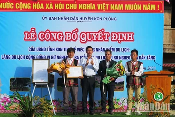 Trao quyết định của UBND tỉnh Kon Tum công nhận điểm du lịch cộng đồng làng Vi Rơ Ngheo.
