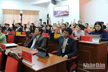 Các đại biểu Hội đồng nhân dân tỉnh Kon Tum biểu quyết thông qua nghị quyết tại Kỳ họp.