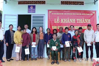 Tặng quà cho các hộ gia đình chính sách của xã Hiếu, huyện Kon Plong.