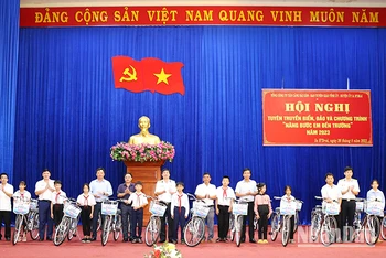 Trao tặng xe đạp cho các em học sinh nghèo hiếu học huyện Ia H'Drai