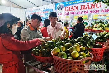 Trái cây của xã Ngọk Wang thu hút đông đảo người dân đến mua