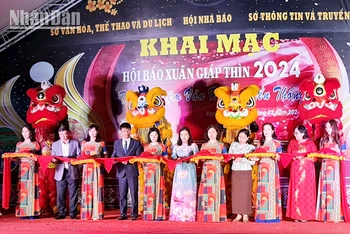 Các đại biểu cắt băng khai mạc Hội báo Xuân Giáp Thìn tỉnh Kon Tum năm 2024.