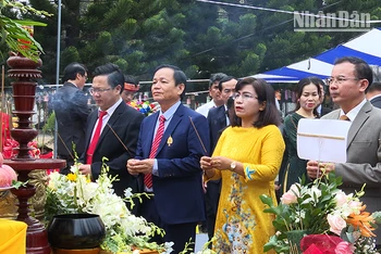 Tập thể lãnh đạo huyện Đăk Hà thành kính dâng hương tưởng nhớ công ơn các Vua Hùng.