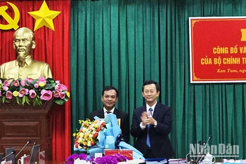 Đồng chí Dương Văn Trang trao Quyết định của Bộ Chính trị và tặng hoa đồng chí U Huấn.