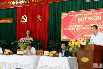 Đồng chí Phan Đình Trạc phát biểu ý kiến tại buổi tiếp xúc cử tri phường 9, TP Đà Lạt, Lâm Đồng.