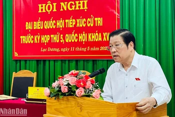 Đồng chí Phan Đình Trạc phát biểu ý kiến tại buổi tiếp xúc cử tri tại Vườn quốc gia Bidoup-Núi Bà.