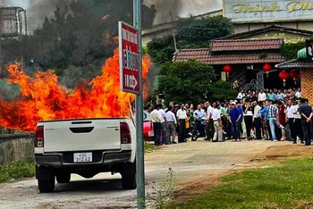 Người dân ghi lại hình ảnh xe bán tải bốc cháy. (Ảnh: CTV)