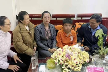 Đại diện Phòng Lao động. Thương binh và Xã hội thành phố Đà Lạt cùng Ủy ban nhân dân phường 8 đến thăm và động viên cháu bé.