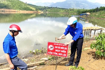 Đoàn thanh niên thành phố Bảo Lộc, Lâm Đồng, cắm biển cảnh báo phòng, chống đuối nước tại các vị trí nguy cơ trên địa bàn. (Ảnh: K.P)