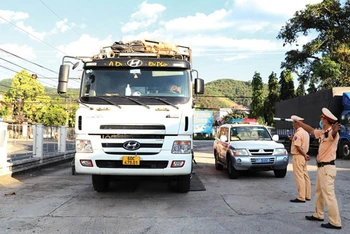 Lực lượng Cảnh sát giao thông Lâm Đồng kiểm tra, xử lý xe vi phạm tải trọng trên Quốc lộ 20. (Ảnh: K.P)