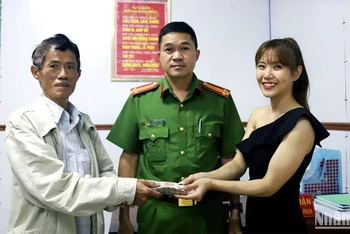 Công an phường 1, thành phố Bảo Lộc và ông Đỗ Thanh Nhơn trao trả 37 triệu đồng cho chị Nguyễn Hoài Yến Linh.