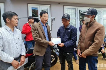 Chủ tịch Ủy ban Mặt trận Tổ quốc Việt Nam tỉnh Lâm Đồng Phạm Triều thăm, động viên gia đình nạn nhân bị thiệt mạng trong vụ sạt lở.