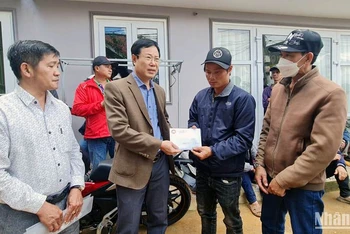 Chủ tịch Ủy ban Mặt trận Tổ quốc Việt Nam tỉnh Lâm Đồng Phạm Triều thăm hỏi, hỗ trợ gia đình 2 nạn nhân bị vùi lấp trong vụ sạt lở.