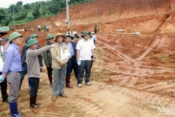 Chủ tịch Ủy ban nhân dân tỉnh Lâm Đồng và đoàn công tác kiểm tra tình trạng sụt lún, sạt trượt đất tại khu vực dự án hồ chứa nước Đông Thanh.
