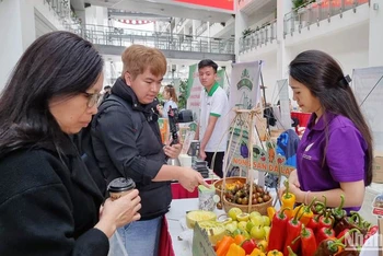 Các gian hàng trưng bày, giới thiệu nông sản đặc trưng, sản phẩm OCOP tiêu biểu tỉnh Lâm Đồng tại hội nghị.