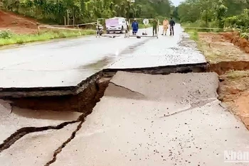 Mưa lớn gây sụt lún nghiêm trọng tuyến đường tránh phía nam thành phố Bảo Lộc, tỉnh Lâm Đồng.