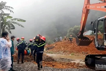 Các lực lượng triển khai công tác cứu nạn, cứu hộ vụ sạt lở trên đèo Bảo Lộc vào ngày 30/7. 