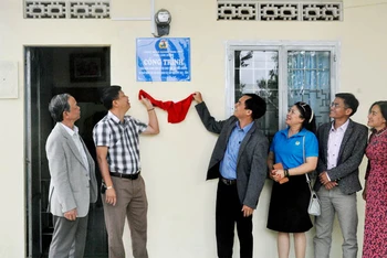Công đoàn ngành Giáo dục Lâm Đồng trao công trình “sửa chữa nhà công vụ” cho Trường THPT Hùng Vương, huyện Đơn Dương, Lâm Đồng.