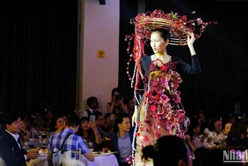 Đêm gala trình diễn các bộ sưu tập thời trang hoa nghệ thuật thu hút người xem. 